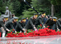 Azerbaijani public visits Alley of Honor to commemorate 12th death anniversary of Heydar Aliyev. Azerbaijan, Dec.12, 2015